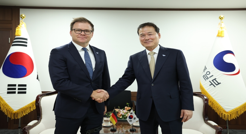 Unification Minister Kim Yung Ho meets with Parliamentary State Secretary for East Germany Carsten Schneider.jpg