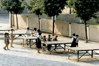 탁구를 하는 북한 청소년
