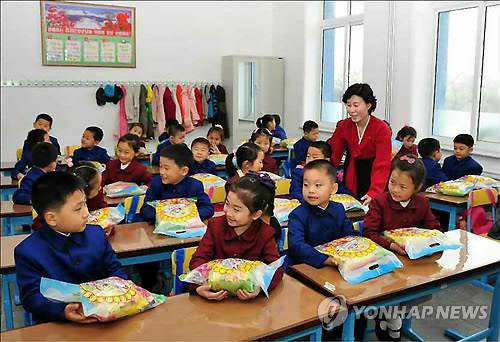수업을 듣는 북한 학생들 (사진 출처: 북한 인사이드)
