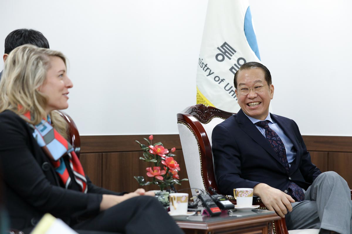 Unification Minister Kwon Youngse meets Melanie Joly, Minister of Foreign Affairs of Canada