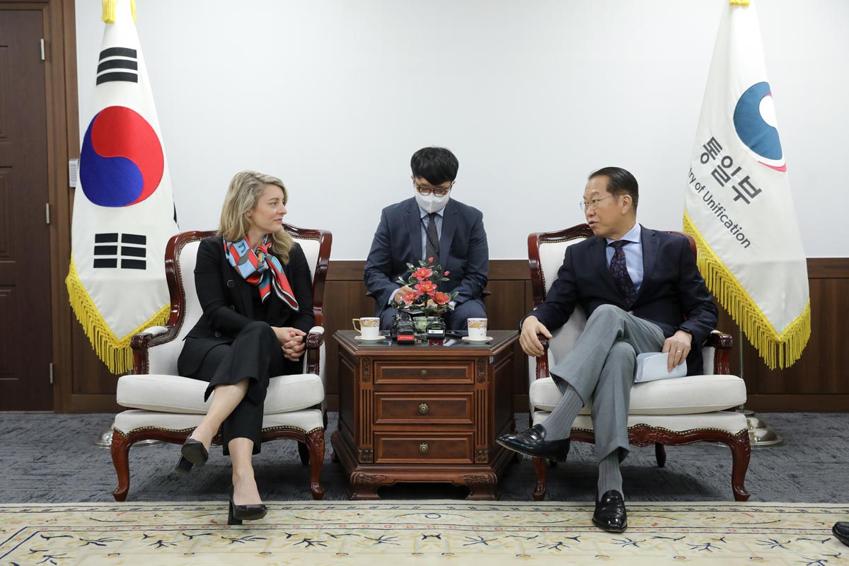 Unification Minister Kwon Youngse meets Melanie Joly, Minister of Foreign Affairs of Canada