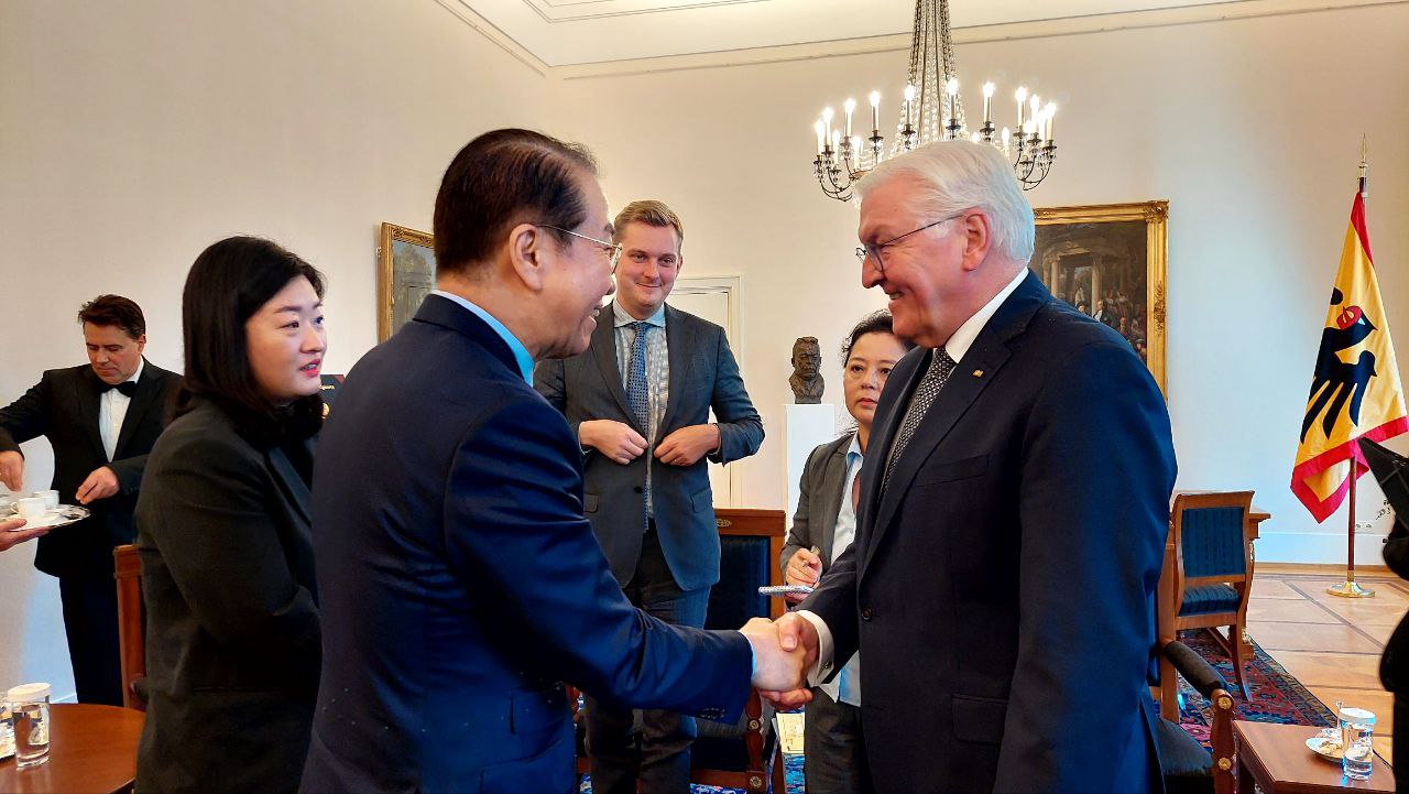 Minister Kwon Youngse meets with President Steinmeier, local media, and university students