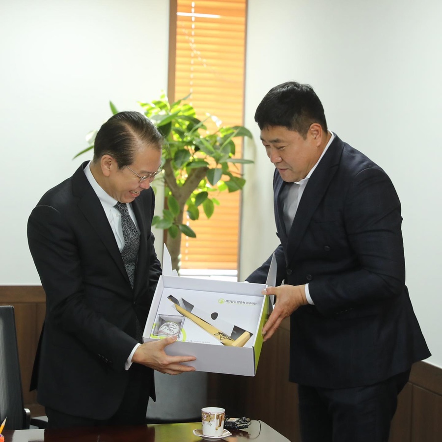 Unification Minister Kwon Youngse meets with Chairman Yang Jun Hyuk of the Yang Jun Hyuk Baseball Foundation