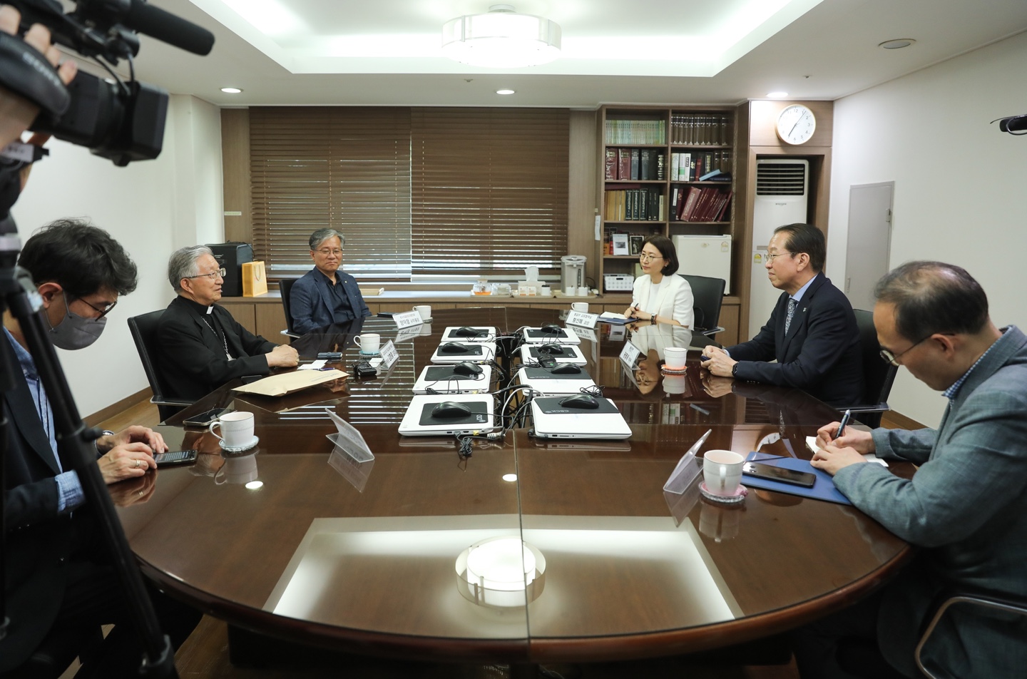 Unification Minister Kwon Youngse Pays Courtesy Visit to Archbishop Hyginus Kim Hee-joong