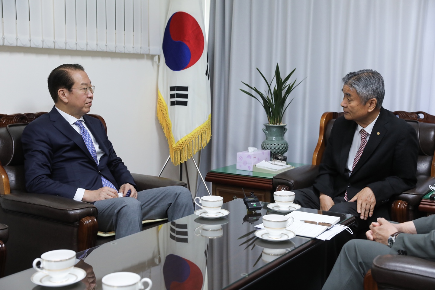 Unification Minister Kwon Youngse Pays Courtesy Visit to the Supreme Leader of Chondogyo Park Sang-Jong