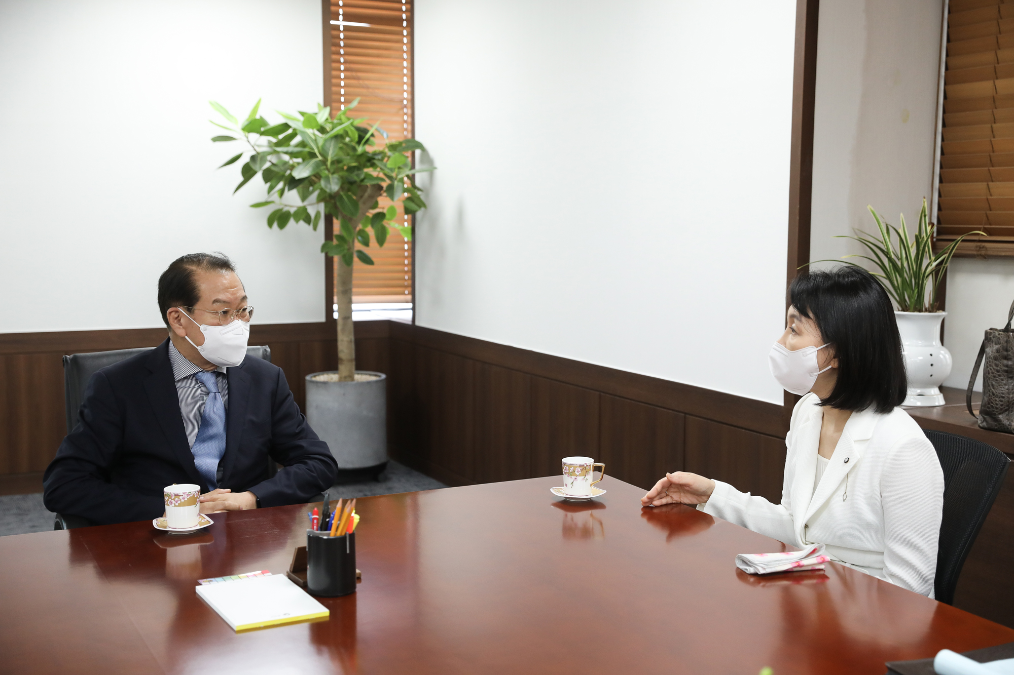 Unification Minister Kwon Youngse Meets Ambassador for International Cooperation on North Korean Human Rights