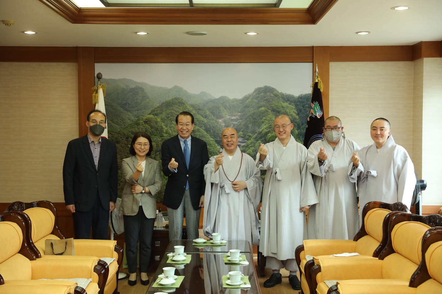 Unification Minister Kwon Youngse Pays Courtesy Visit to Ven. Moo-won, President of the Chontae Order of Korean Buddhism
