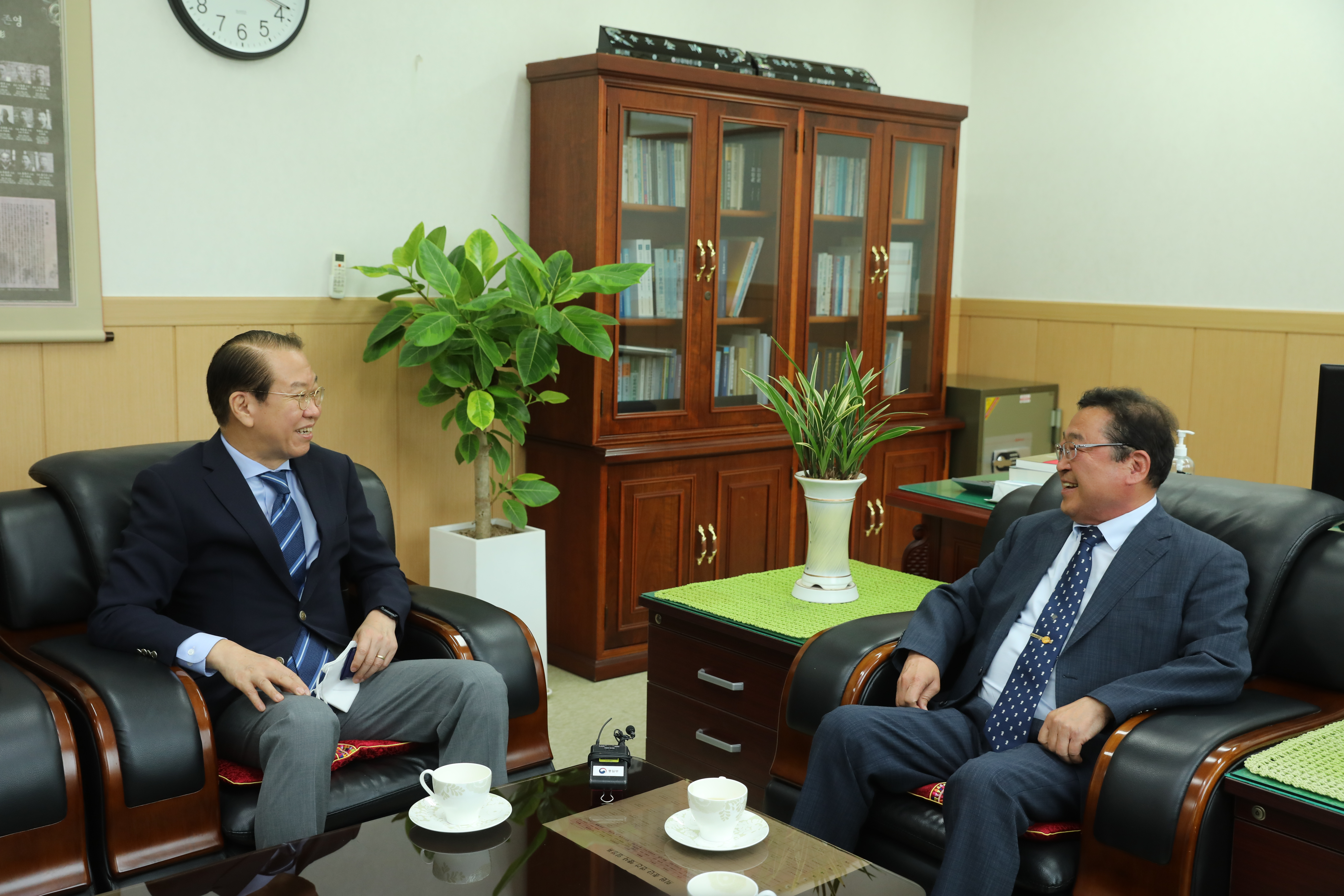 Unification Minister Kwon Youngse Pays Courtesy Visit to Kim Ryoung-ha, Head of the Association of Korean Native Religions