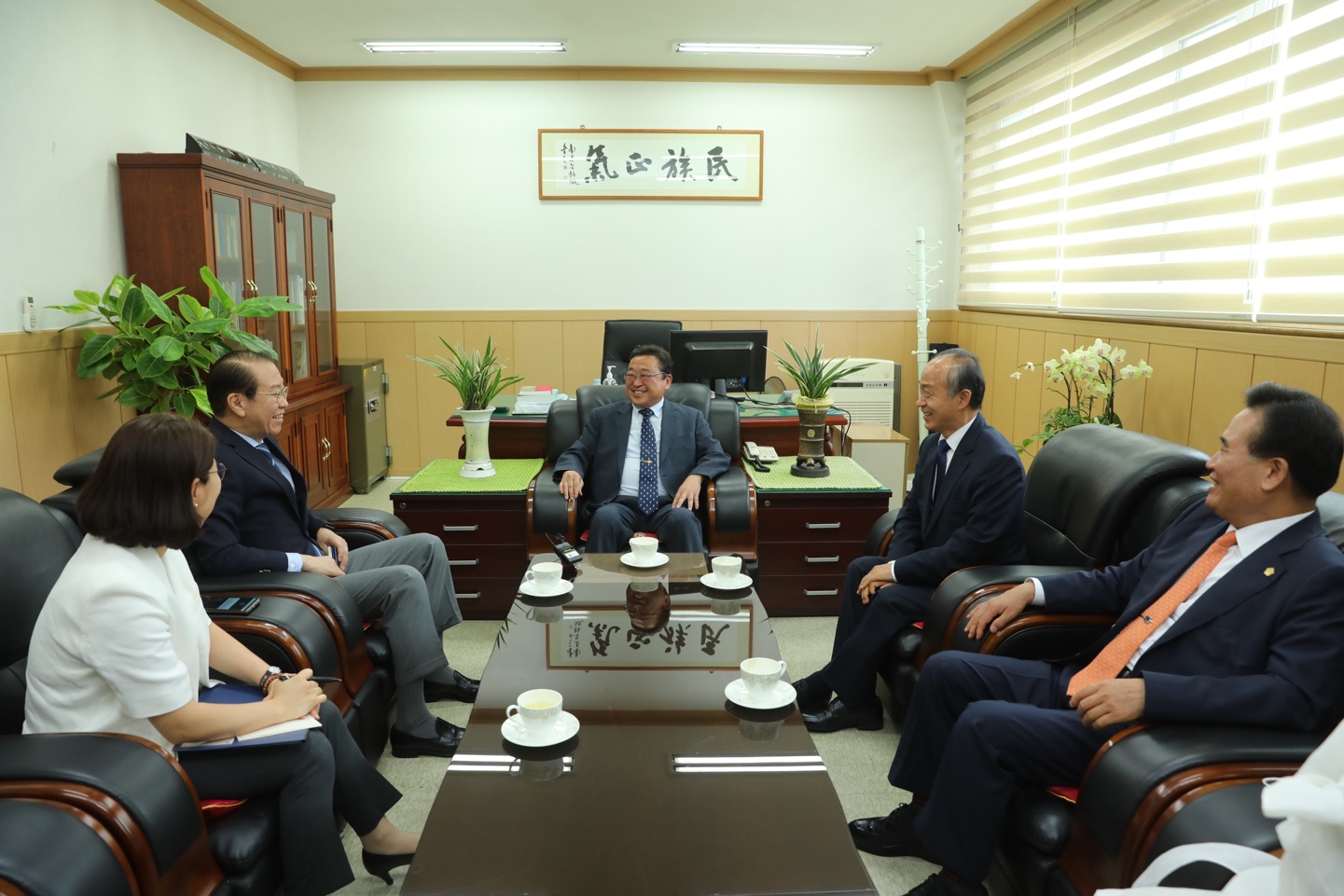 Unification Minister Kwon Youngse Pays Courtesy Visit to Kim Ryoung-ha, Head of the Association of Korean Native Religions