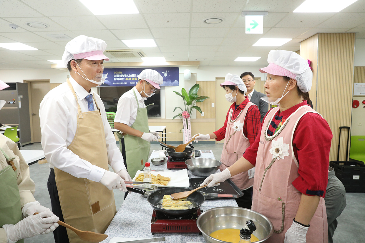 Minister Kim Yung Ho attends volunteer event to celebrate Hangawi with North Korean defectors image01