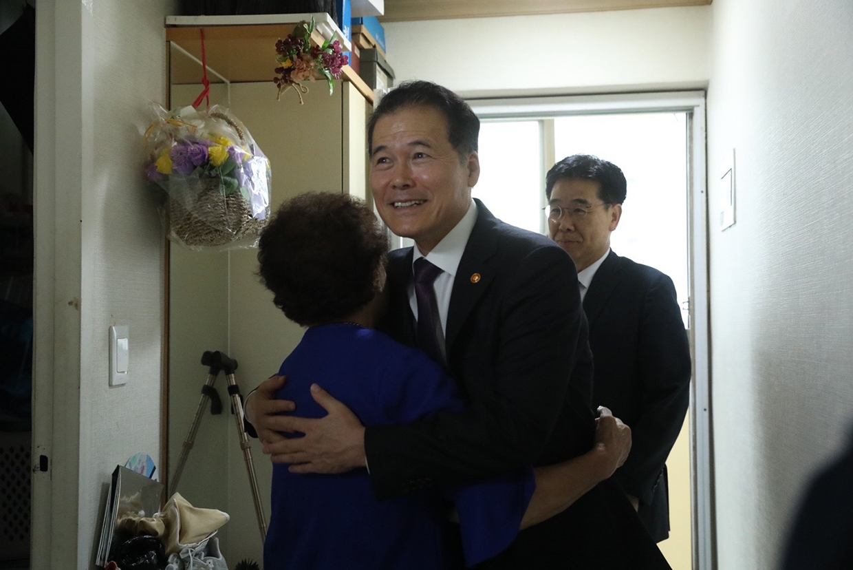 Minister Kim Yung Ho visits separated families to provide solace during Chuseok image01
