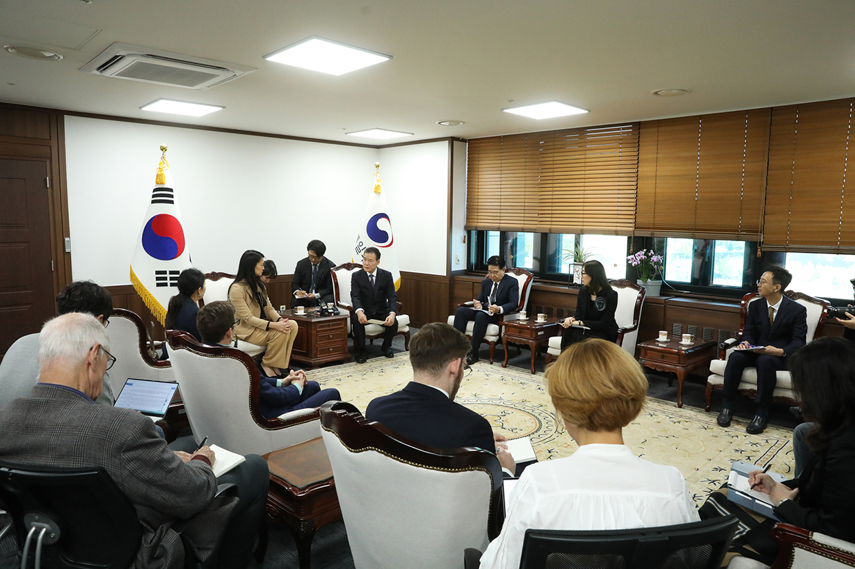 Minister Kim Yung Ho meets with U.S. Special Envoy on North Korean Human Rights Issues Julie Turner image02