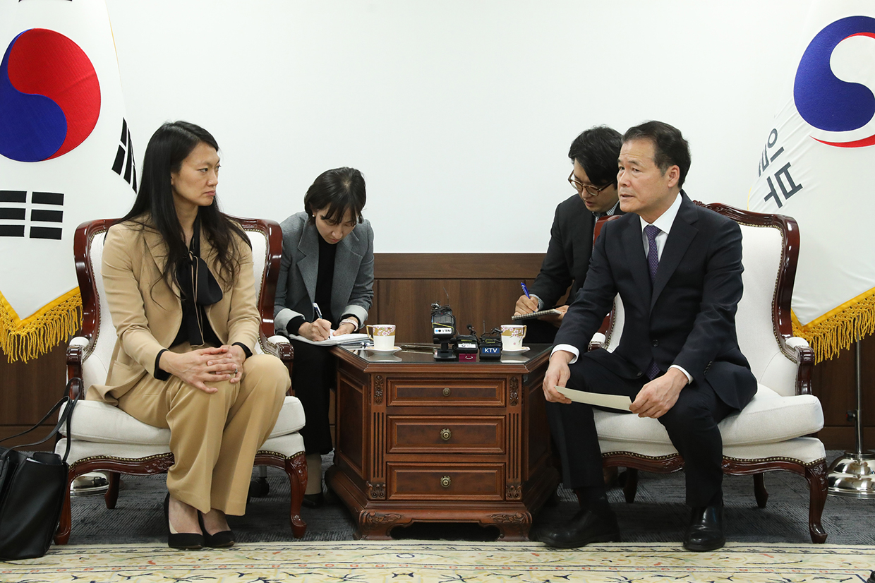 Minister Kim Yung Ho meets with U.S. Special Envoy on North Korean Human Rights Issues Julie Turner image03