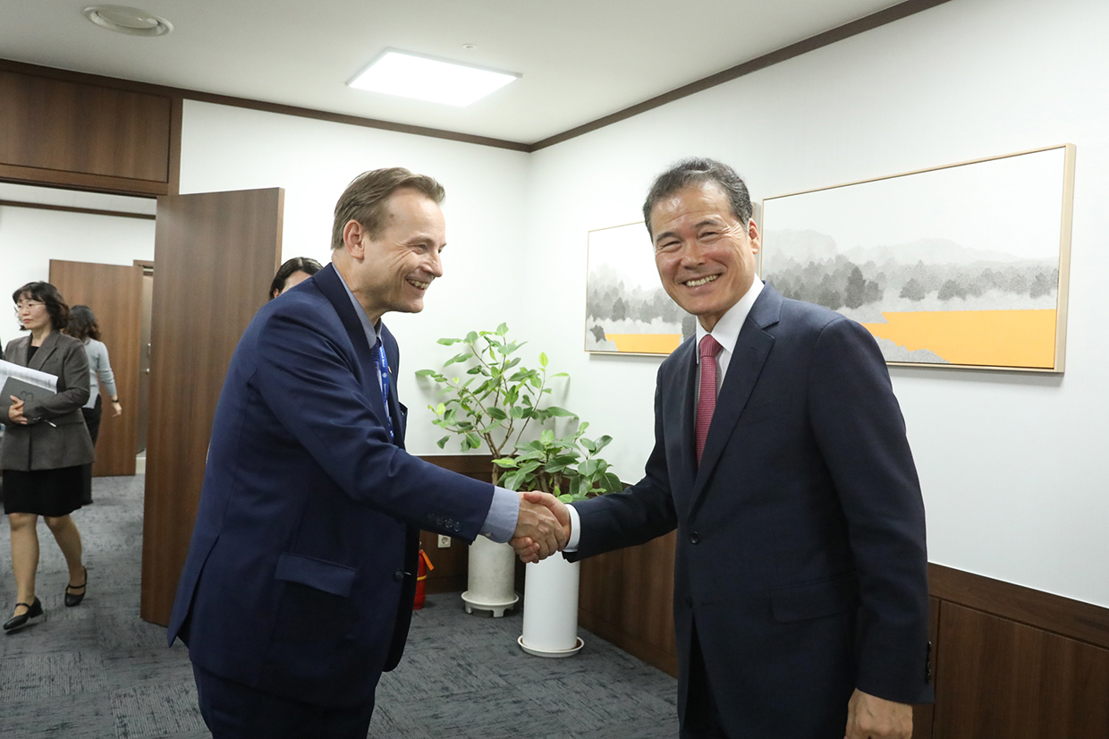 Minister Kim Yung Ho meets with German Ambassador to Korea Georg Schmidt image01