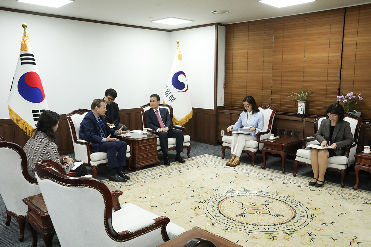 Minister Kim Yung Ho meets with German Ambassador to Korea Georg Schmidt image02