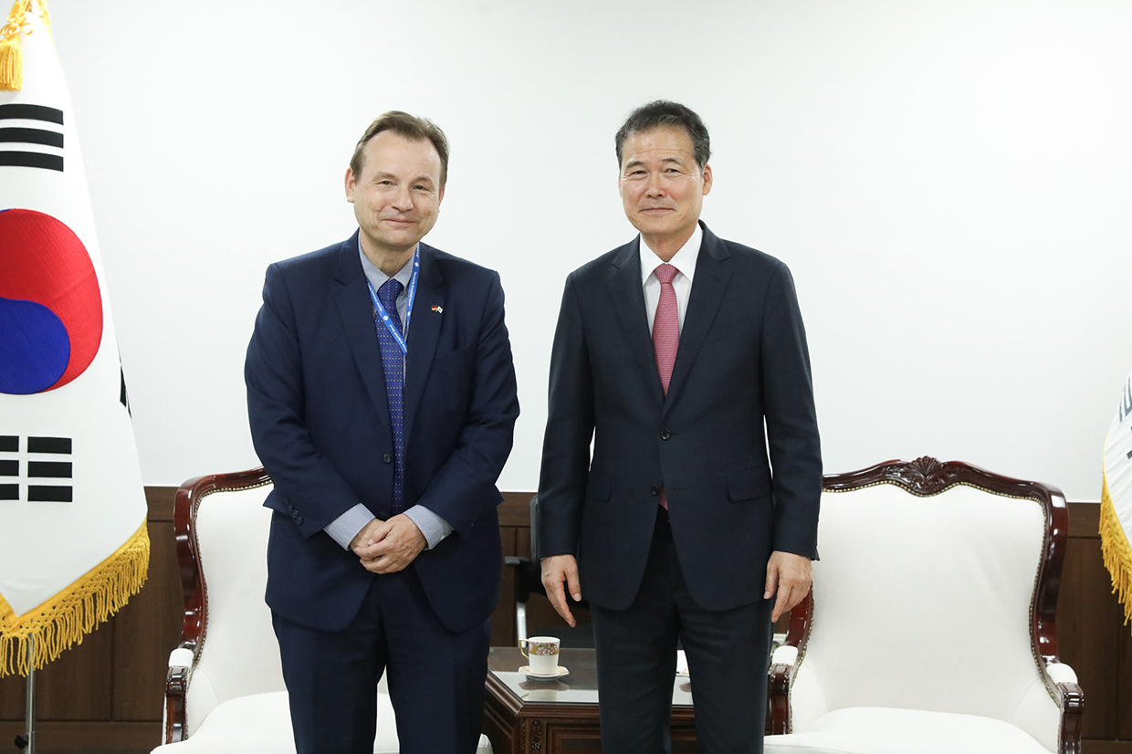 Minister Kim Yung Ho meets with German Ambassador to Korea Georg Schmidt image03