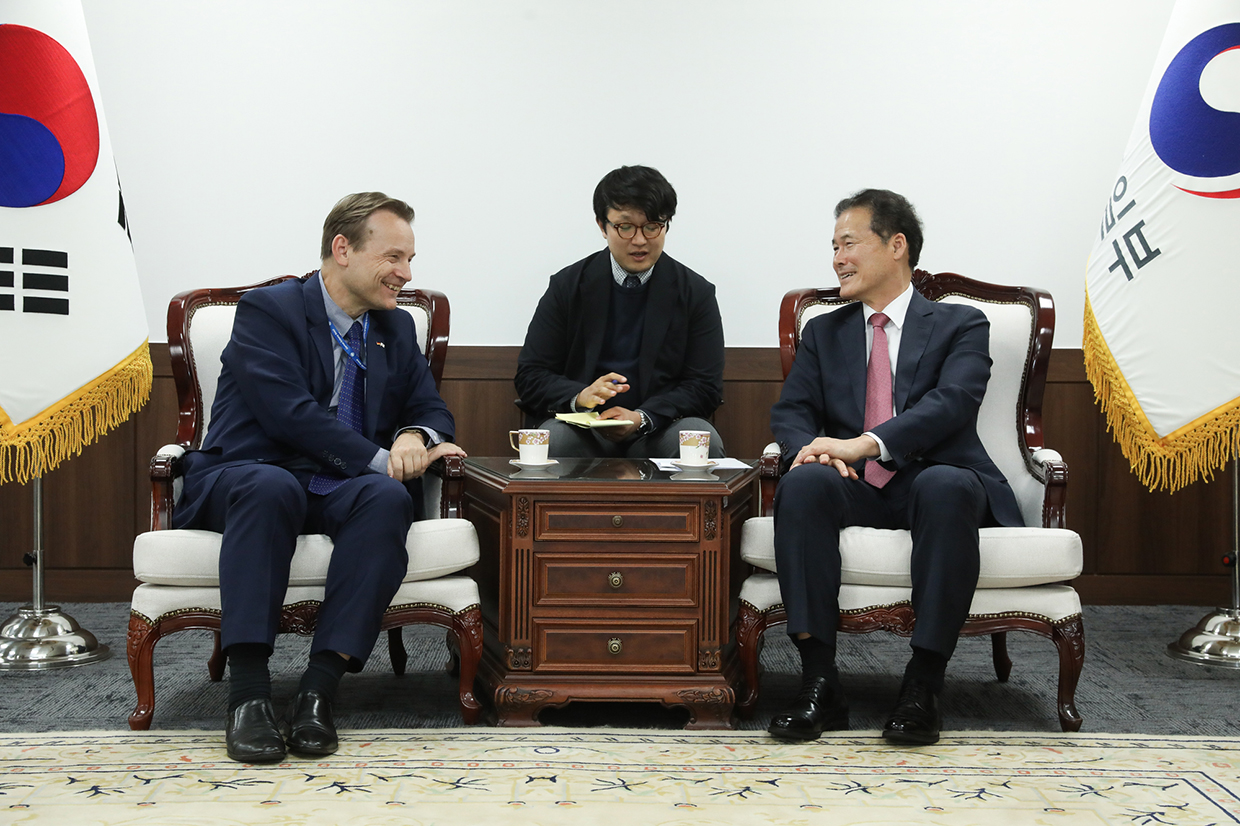 Minister Kim Yung Ho meets with German Ambassador to Korea Georg Schmidt image04