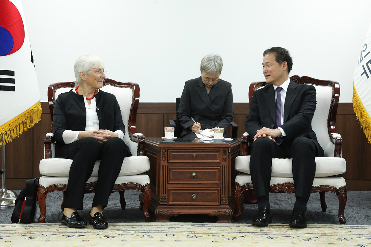 Minister Kim Yung Ho meets with members of the Korea-German Parliamentary Group image01