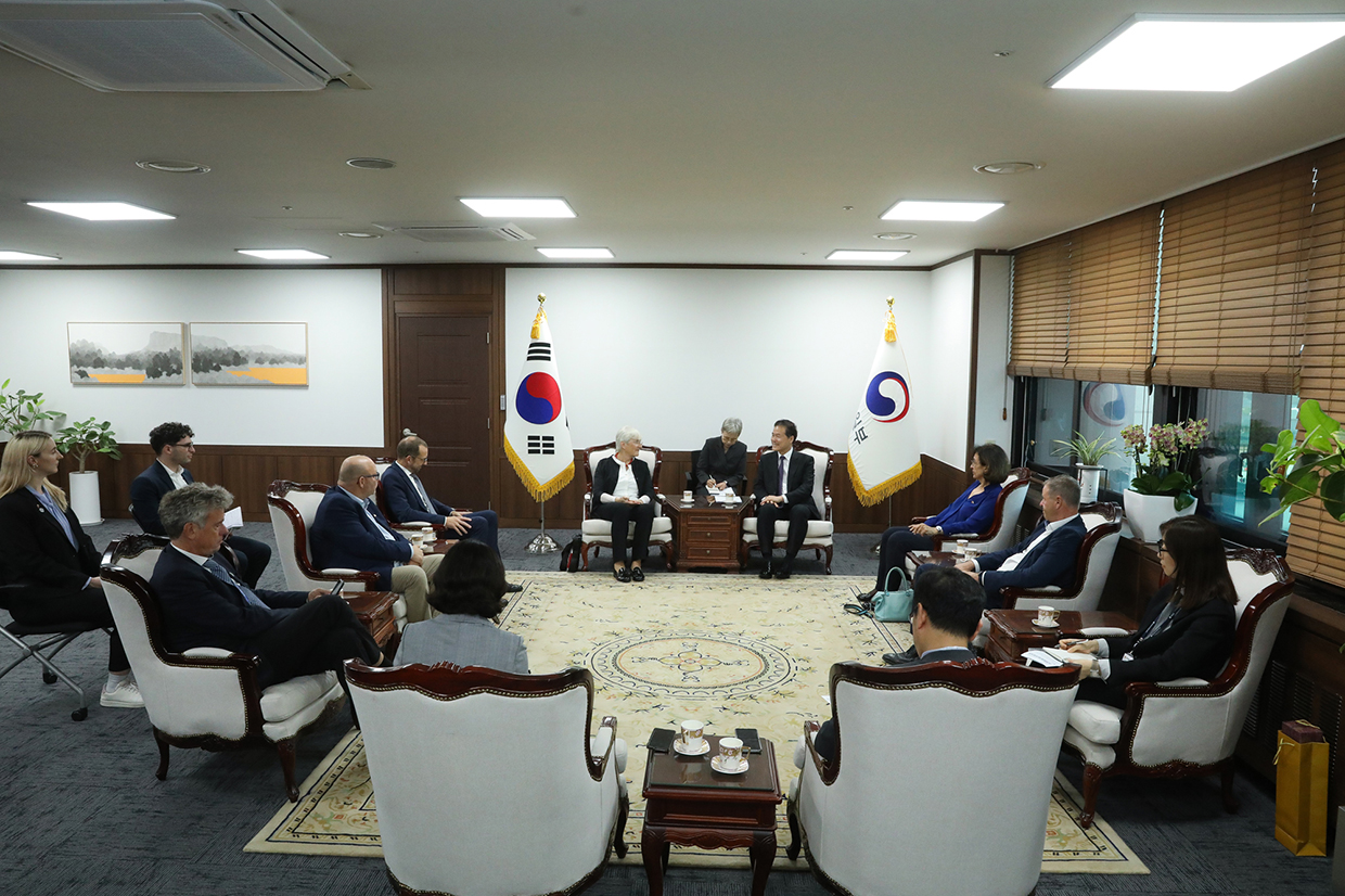 Minister Kim Yung Ho meets with members of the Korea-German Parliamentary Group image02