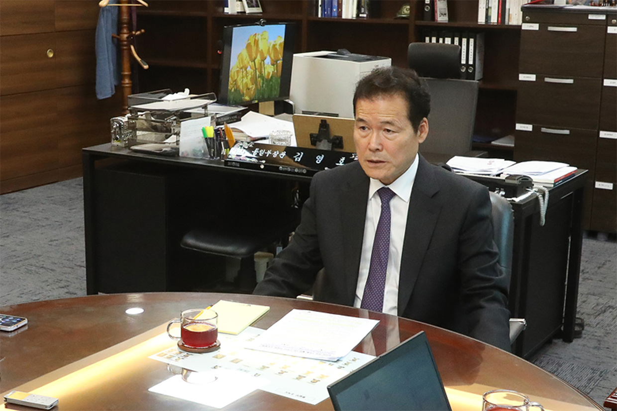 Minister Kim Yung Ho holds a meeting with journalists on the occasion of his 100th day in office image01