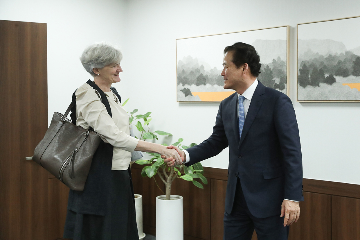 Minister Kim Yung Ho meets with Canadian Ambassador to South Korea Tamara Mawhinney image01