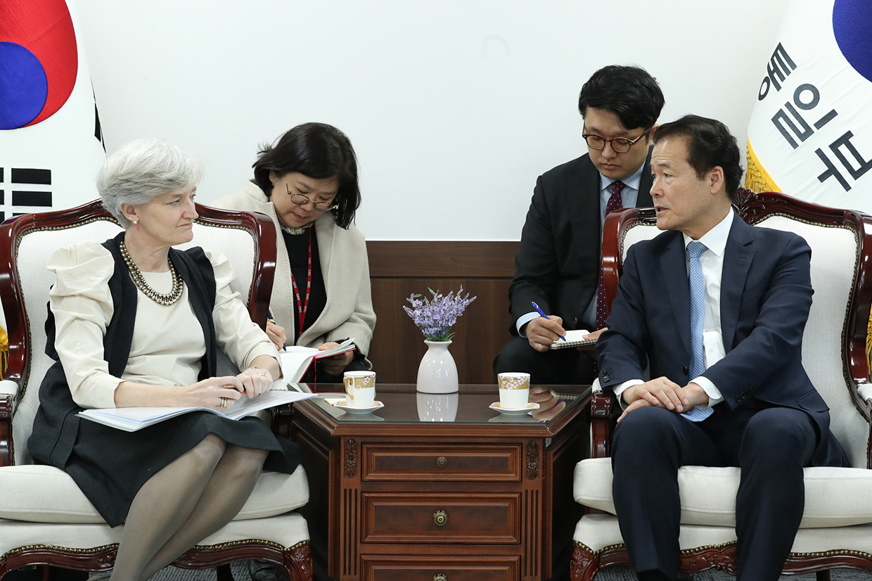 Minister Kim Yung Ho meets with Canadian Ambassador to South Korea Tamara Mawhinney image03