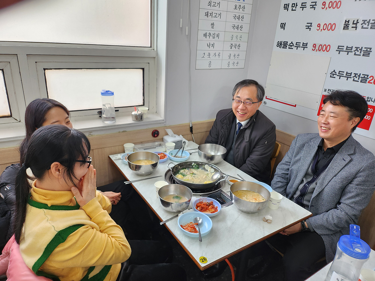 Unification Vice Minister Moon Seoung-hyun visits and encourages a visually impaired North Korean defector ahead of the year-end season image02