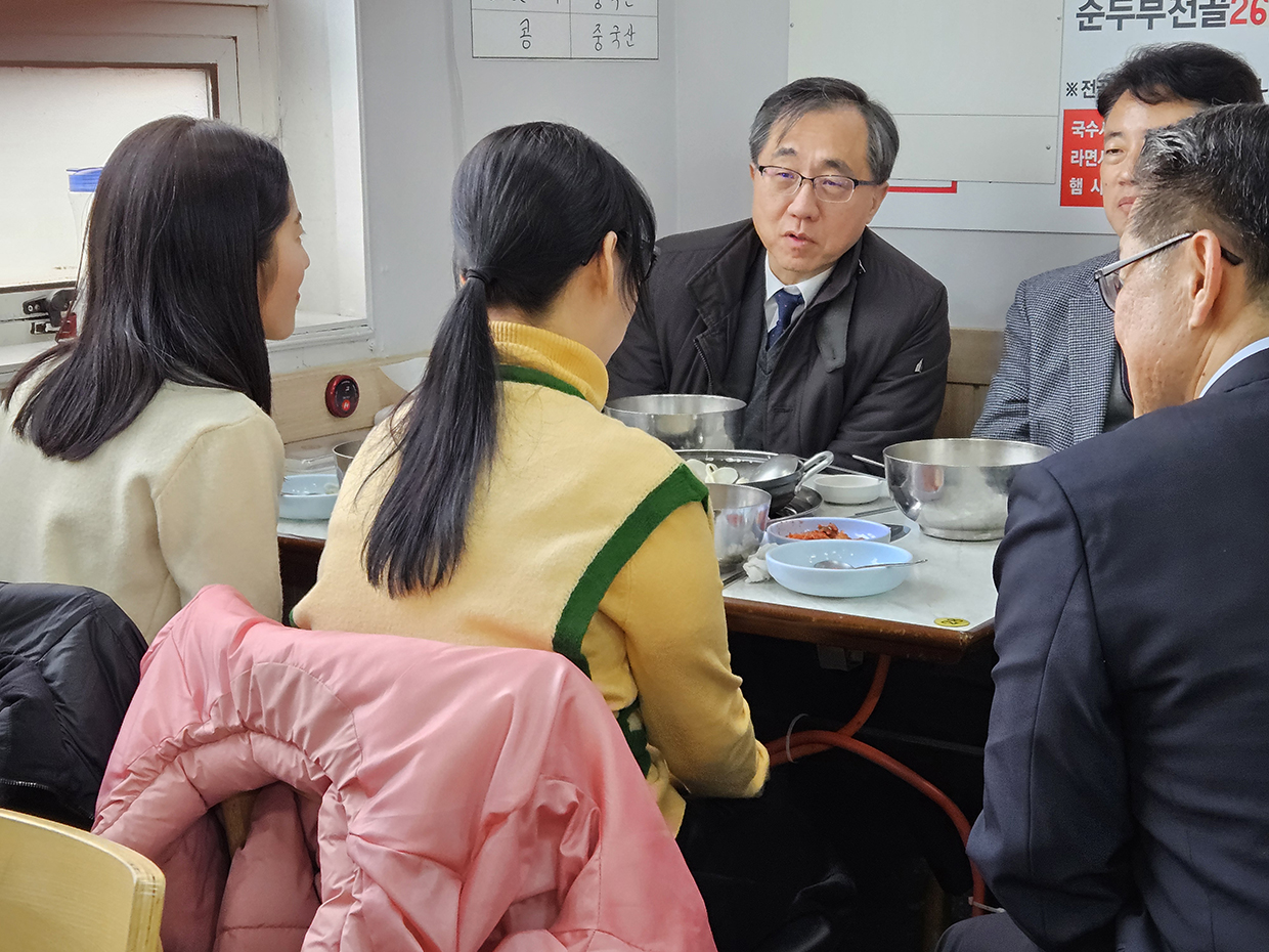 Unification Vice Minister Moon Seoung-hyun visits and encourages a visually impaired North Korean defector ahead of the year-end season image03