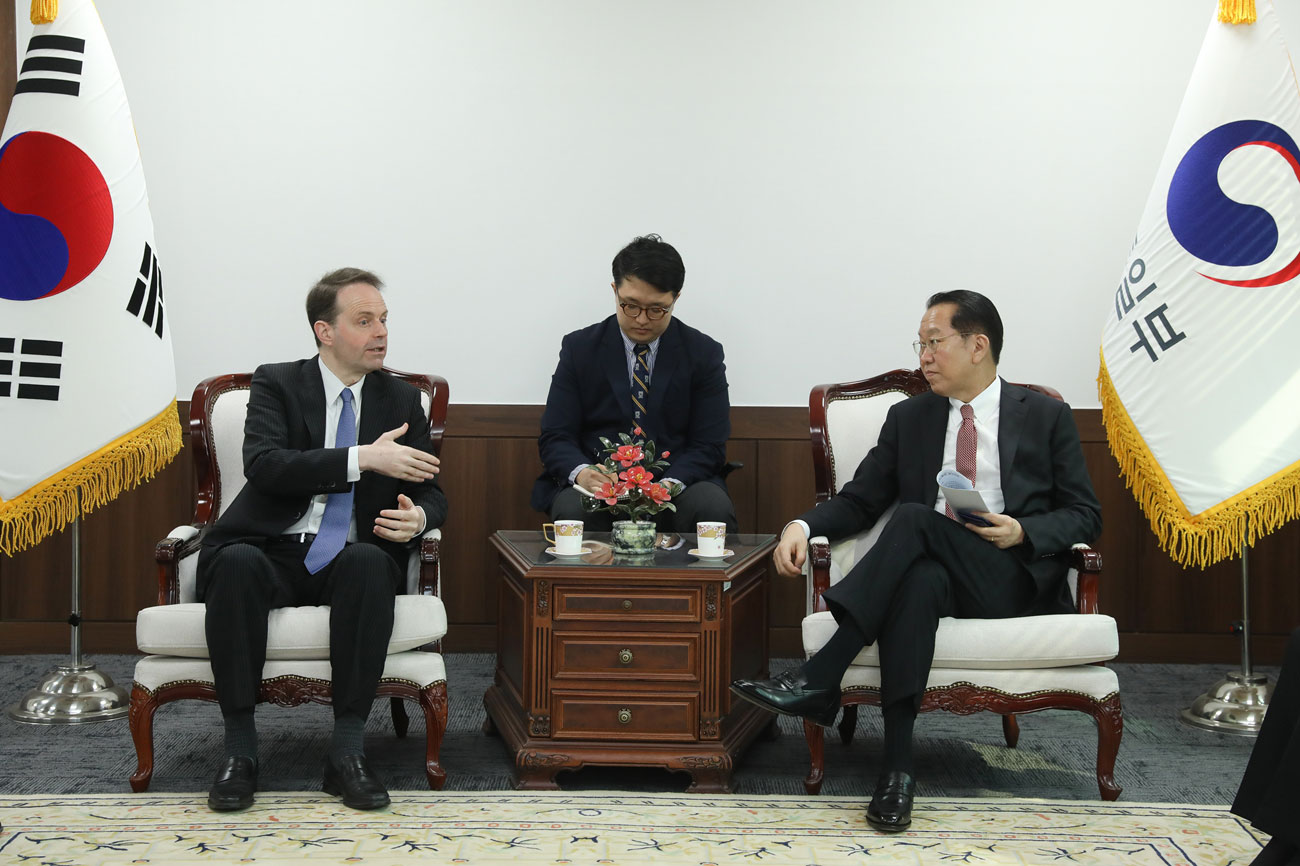 Unification Minister Kwon met with the British Ambassadors to the two Koreas, exchanged opinions on inter-Korean relations and the Korean Peninsula issues