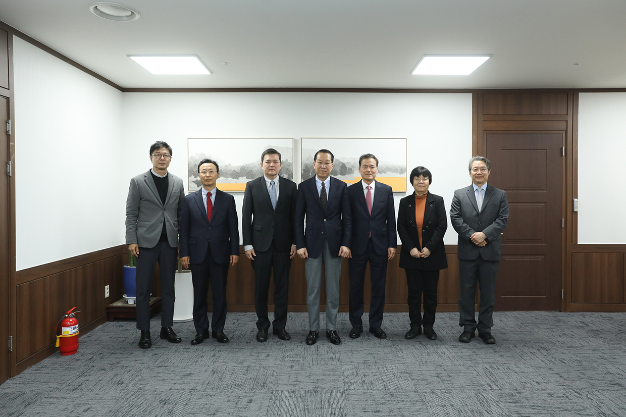 Unification Minister Kwon meets with Chairman and members of the Unification Future Planning Committee