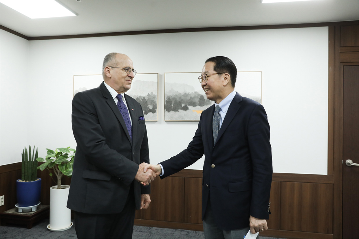 Unification Minister Kwon Youngse meets with Polish Foreign Minister Zbigniew Rau