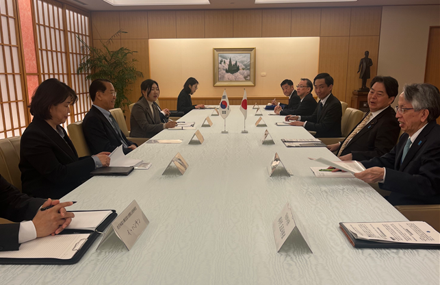 Unification Minister Kwon Youngse meets with top Japanese officials to explain unification and North Korean policies and discuss ways to strengthen bilateral cooperation
