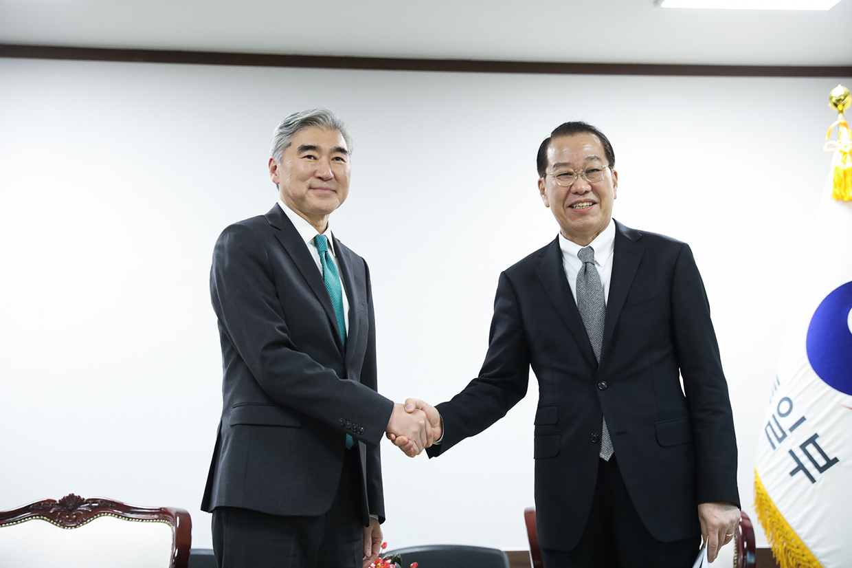 Unification Minister Kwon Youngse meets with United States Special Representative for North Korea Sung Kim