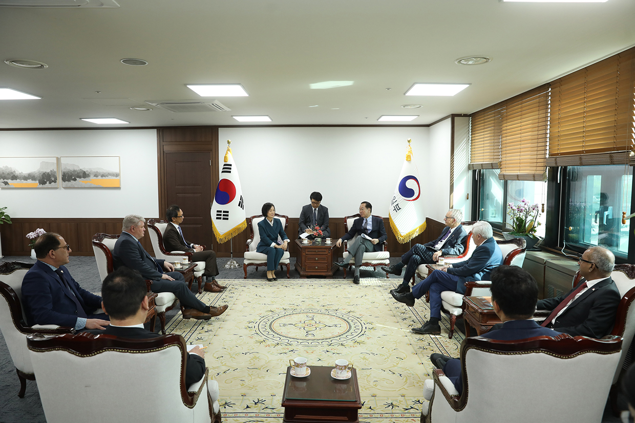 Unification Minister Kwon Youngse meets with Canadian Senators and Members of Parliament to discuss the current situation in North Korea and explain unification and North Korean policies
