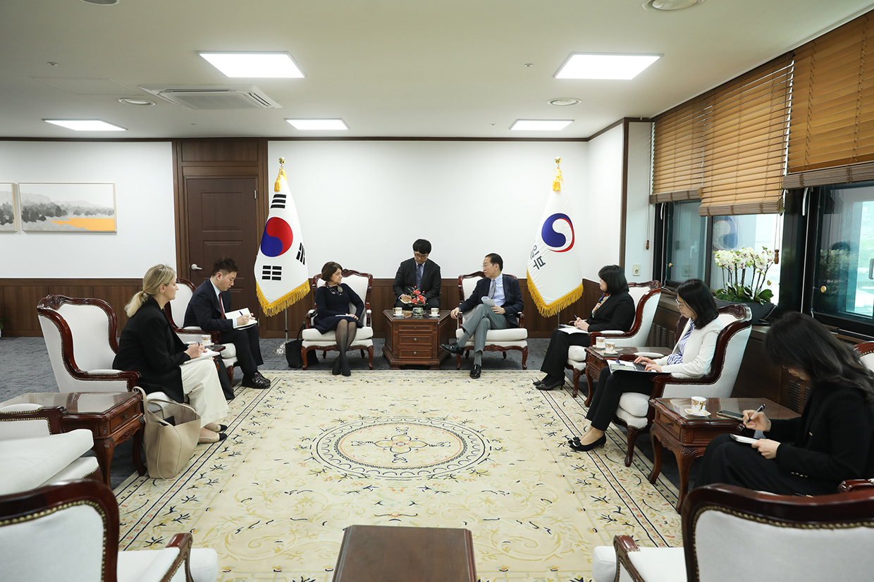 Minister Kwon Youngse meets with UN Under-Secretary-General for Political and Peacebuilding Affairs to discuss the Korean Peninsula situation and ways to cooperate with the UN