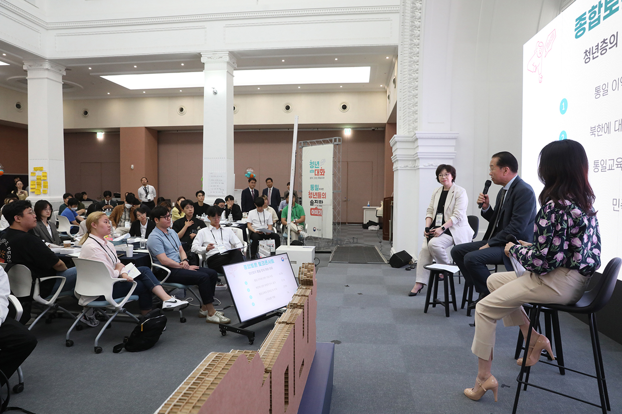 Minister Kwon Youngse holds a two-way dialogue with young people