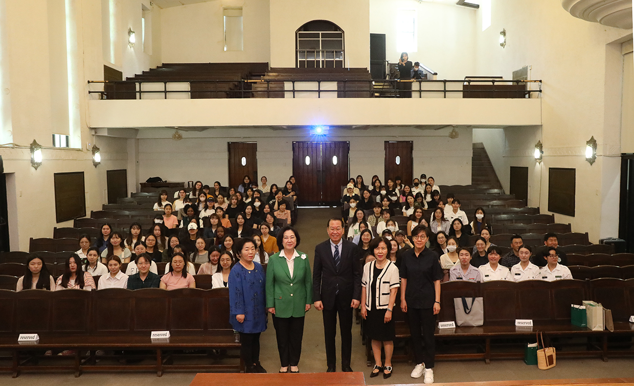 Unification Minister gives a one-off special lecture on unification at Ewha Womans University on the occasion of the 11th Unification Education Week