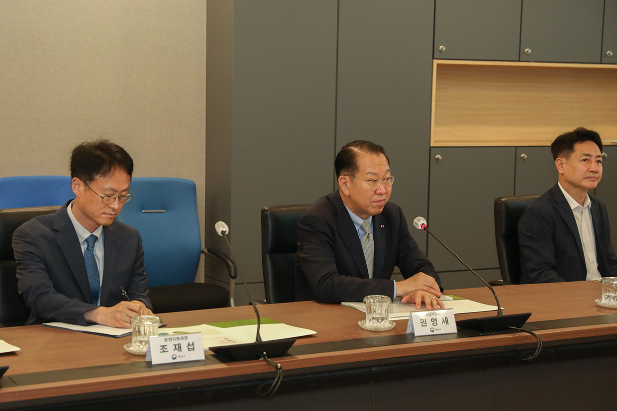 Minister Kwon Youngse visits the VHS Medical Center and delivers consolation money