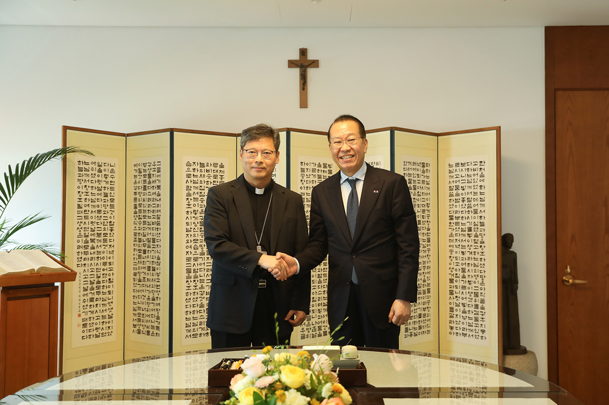 Minister Kwon Youngse pays a courtesy visit to the archbishop of the Catholic Church of Korea