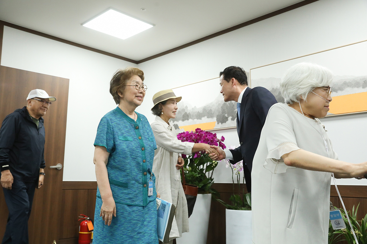 Minister Kim Yung Ho meets with heads of private organizations and family members related to South Korean abductees, detainees and POWs in North Korea