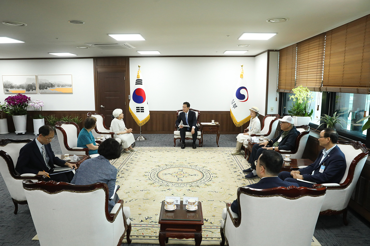 Minister Kim Yung Ho meets with heads of private organizations and family members related to South Korean abductees, detainees and POWs in North Korea