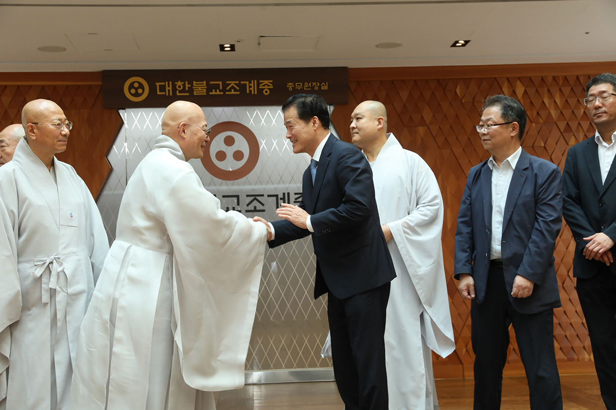 Minister Kim pays a courtesy visit to the President of the Jogye Order of Korean Buddhism
