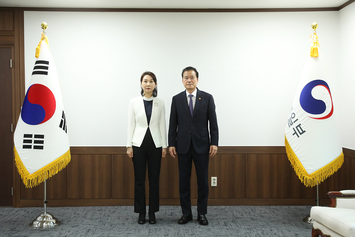 Minister Kim Yung Ho meets with Ambassador Lee Shin-hwa for international cooperation on North Korean human rights