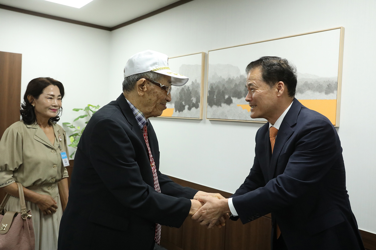 Minister Kim Yung Ho meets with returned POWs and families of abductees and POW victims image 01