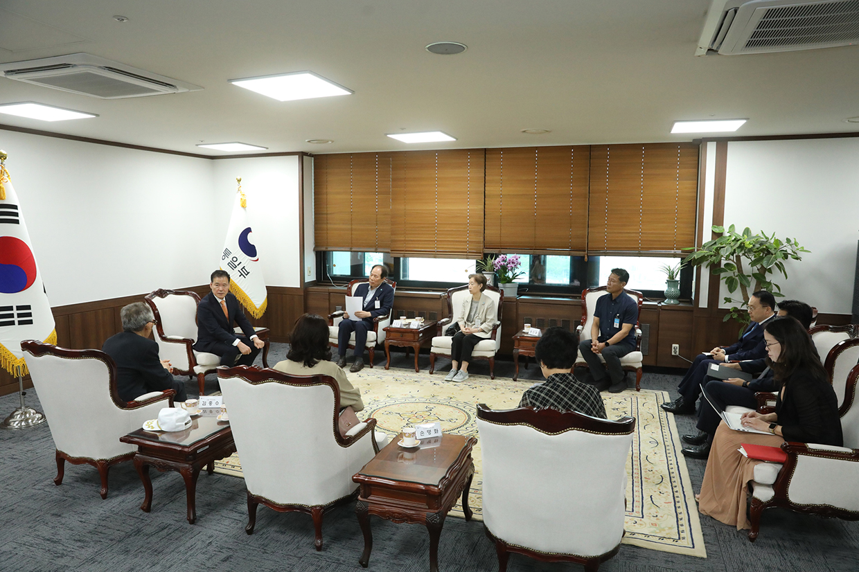 Minister Kim Yung Ho meets with returned POWs and families of abductees and POW victims image 02