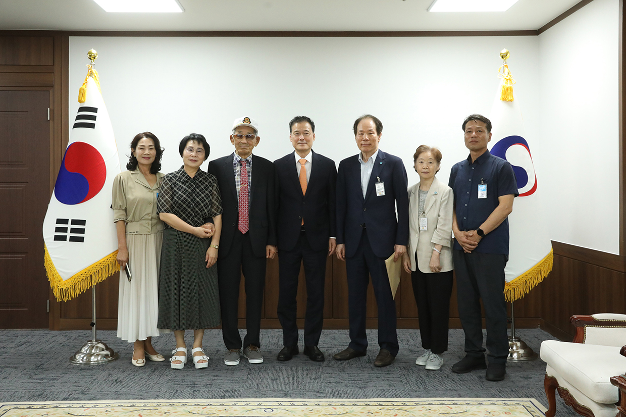 Minister Kim Yung Ho meets with returned POWs and families of abductees and POW victims image 03