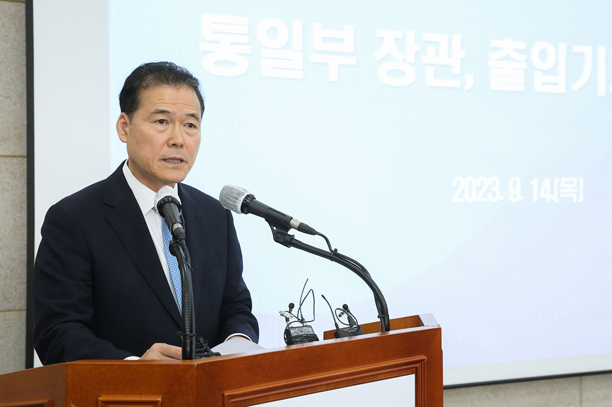 Minister Kim Yung Ho attends a press conference image 01
