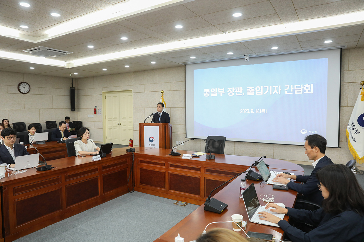 Minister Kim Yung Ho attends a press conference image 02