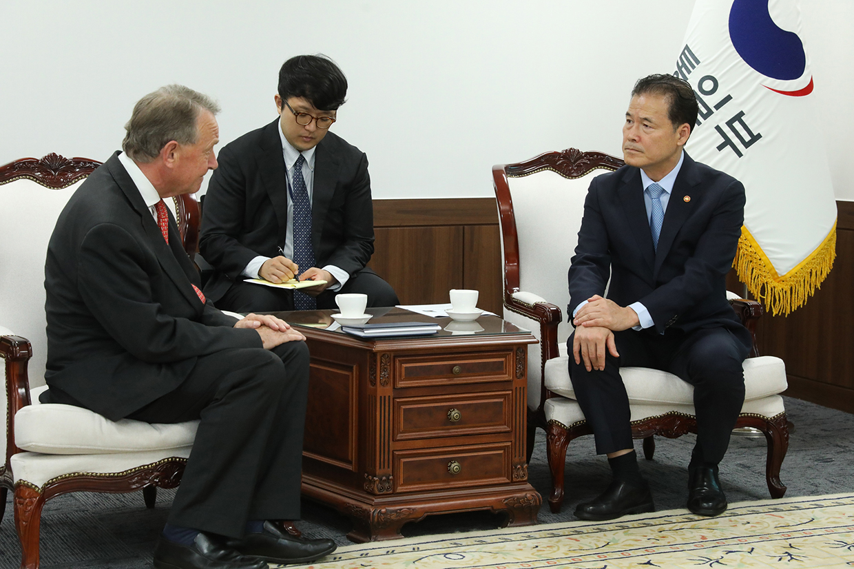Minister Kim Yung Ho meets with David Alton, a member of the House of Lords of the UK image 01