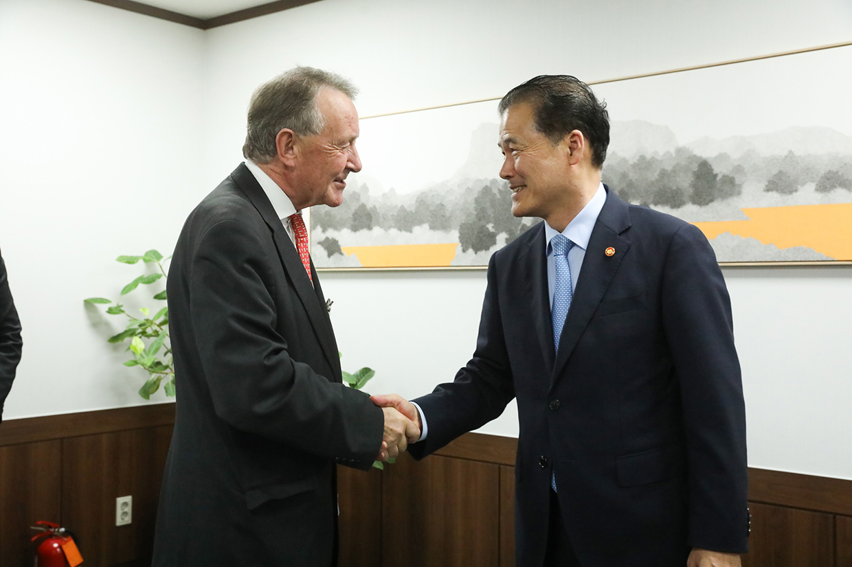 Minister Kim Yung Ho meets with David Alton, a member of the House of Lords of the UK image 02